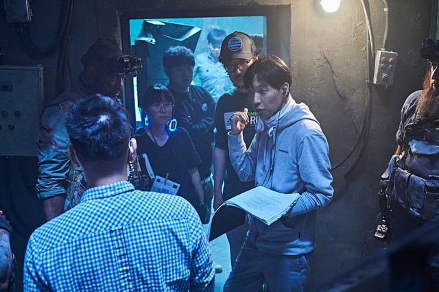 영화 〈PMC: 더 벙커〉를 촬영 중인 김병우 감독.