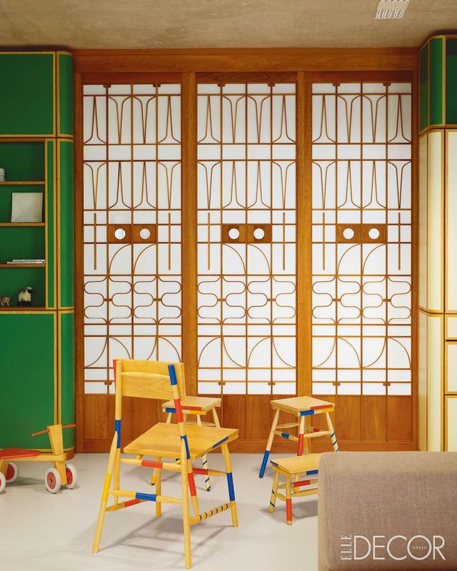 일본 전통 문 쇼지에서 영감받은 미닫이문을 침실과 거실 사이에 설치했다. 앞에 놓인 의자는 리오 코바야시가 픽업 스틱 게임에서 영감을 받아 디자인한 ‘미카도산 체어’. 