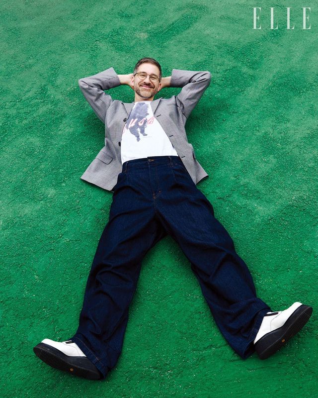 데님 팬츠는 Dries Van Noten. 부츠는 Julius. 재킷과 빈티지 티셔츠는 스타일리스트 소장품. 