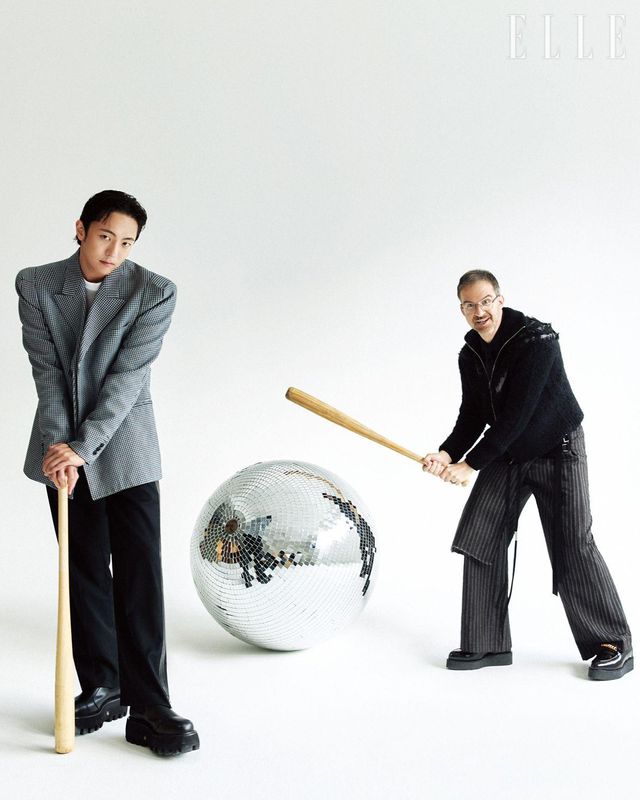 박천휴가 입은 재킷은 Egonlab. 팬츠는 Helmut Lang. 부츠는 Mcqueen. 윌 애런슨이 입은 팬츠는 Ann Demeulemeester. 니트와 셔츠, 타이, 신발은 모두 스타일리스트 소장품. 