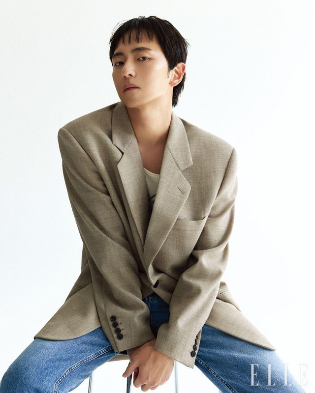 재킷과 팬츠는 모두 The Row. 슬리브리스는 스타일리스트 소장품. 