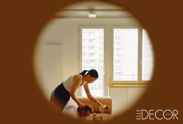 미닫이문의 스파이 홀 너머로 보이는 킴.