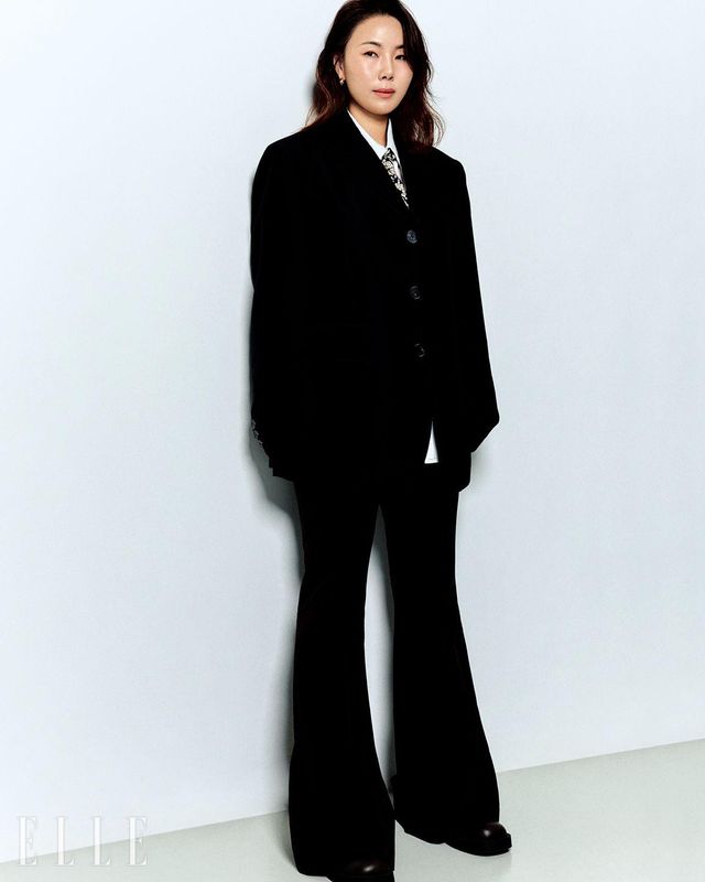 블랙 블레이저 재킷은 s/e/o. 셔츠와 타이, 팬츠, 슈즈는 모두 스타일리스트 소장품.