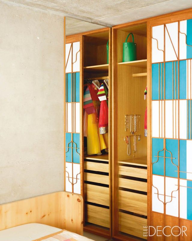 침실 한쪽 미닫이문을 열면 나타나는 옷장.