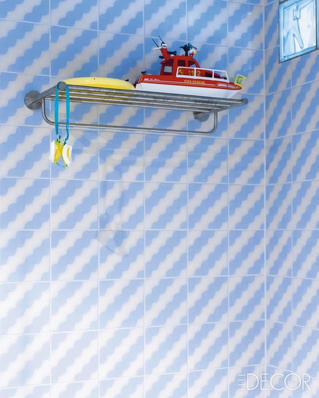 물결을 닮은 패턴의 타일을 부착한 욕실 벽.