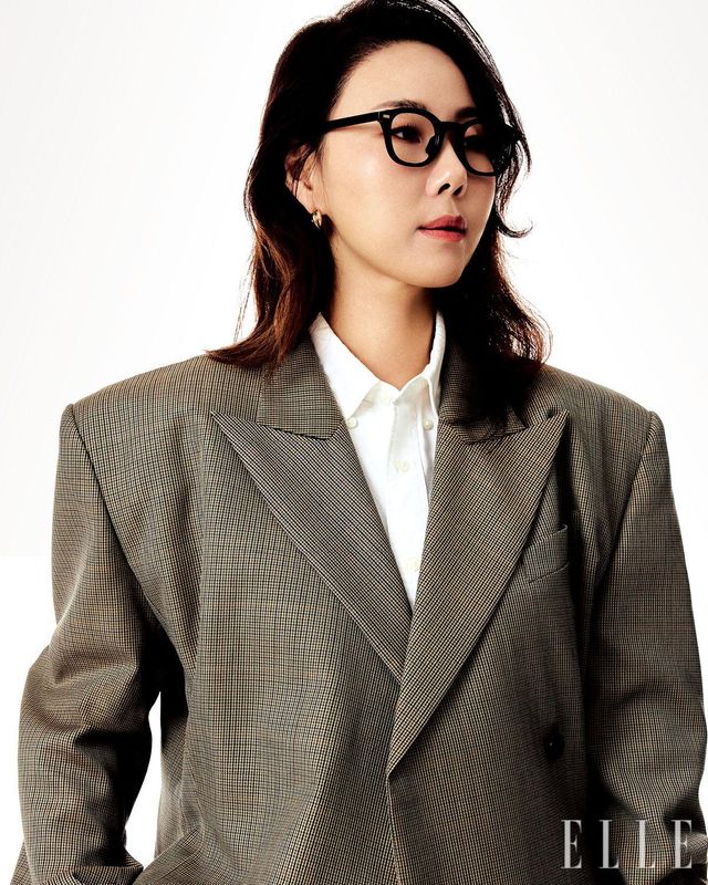 브라운 체크 블레이저 재킷은 Pushbutton. 셔츠와 아이웨어는 모두 스타일리스트 소장품.