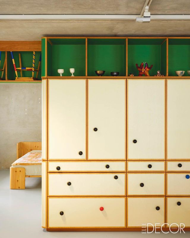 동그란 손잡이가 배치된 모습이 악보를 연상시키는 거실 캐비닛.