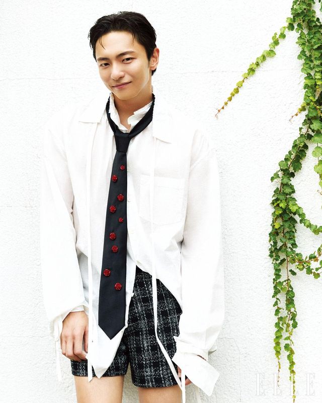 박천휴가 입은 롱 셔츠는 Ann Demeulemeester. 쇼츠는 Amiri. 타이는 스타일리스트 소장품. 