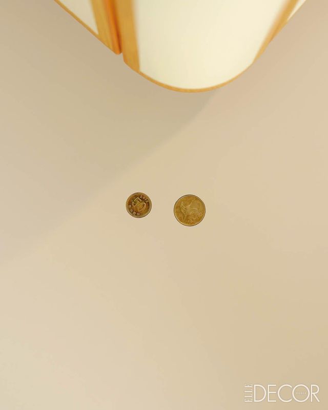 바닥에 삽입된 50원짜리와 500원짜리 동전은 킴의 한국적 뿌리를 드러내는 귀여운 디테일이다. 