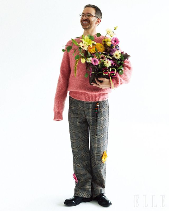 윌 애런슨이 입은 니트는 The Row. 팬츠는 Song for the Mute by MUE. 구두는 Zara. 