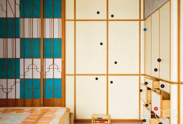 킴의 침실. 가쓰라 황궁에서 영감받은 쇼지 미닫이문에는 각각 한국과 독일에 뿌리를 두고 있는 부부의 정체성을 녹여냈다. 벽과 모서리를 채운 캐비닛의 손잡이는 불규칙해 보이지만 알고 보면 매우 기능적인 배치.