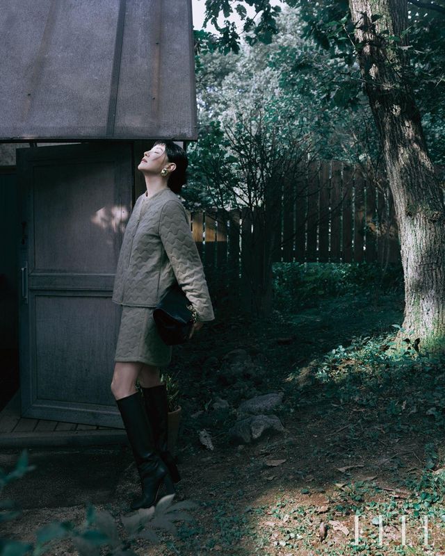 웨이브 라인을 따라 퀼팅을 더한 재킷과 스커트, 볼드한 이어링, 나파 레더 아일릿 백과 하이힐 부츠는 모두 Fabiana Filippi.