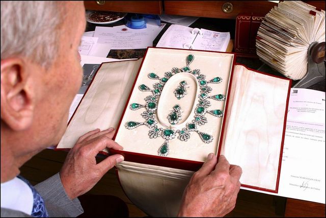 마리 아멜리 왕비의 에메랄드 목걸이-귀걸이 세트.