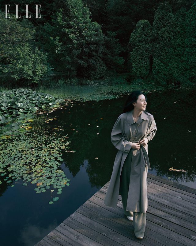 오버사이즈 트렌치코트와 마이크로 시퀸 장식 캐시미어 스웨터, 니트 팬츠, 스니커즈는 모두 Fabiana Filippi.