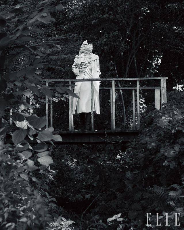 간결한 싱글 브레스티드 코트와 새틴 슬리브리스 드레스, 스카프, 스웨이드 미니 토트백, 나파 레더 힐 부츠는 모두 Fabiana Filippi.