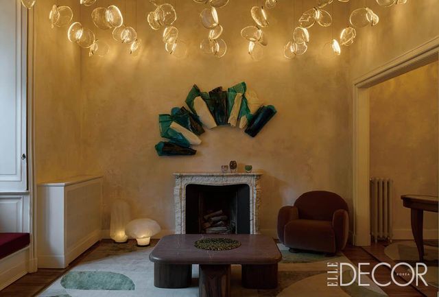 천장엔 양날개처럼 펼쳐진 ‘141’이 매달려 있다. 