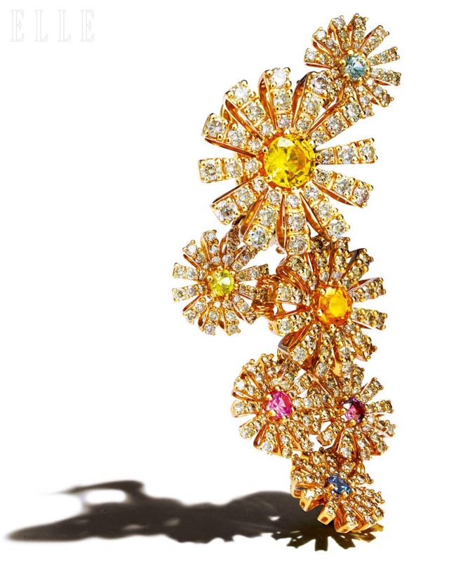 핑크골드에 다이아몬드와 사파이어를 세팅한 마르게리타 이어링은 가격 미정, Damiani. 