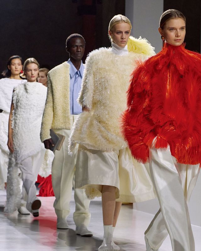 루이스 트로터의 시대를 알리는 보테가 베네타의 2026 여름 컬렉션 피날레.