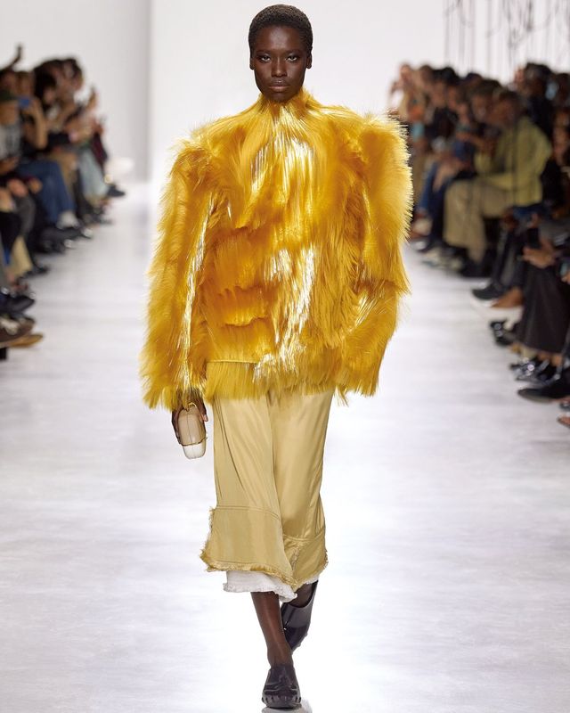 파이버글라스로 완성한 스웨터는 모델이 걸어 나올 때마다 빛을 품은 물결처럼 넘실거렸다. 