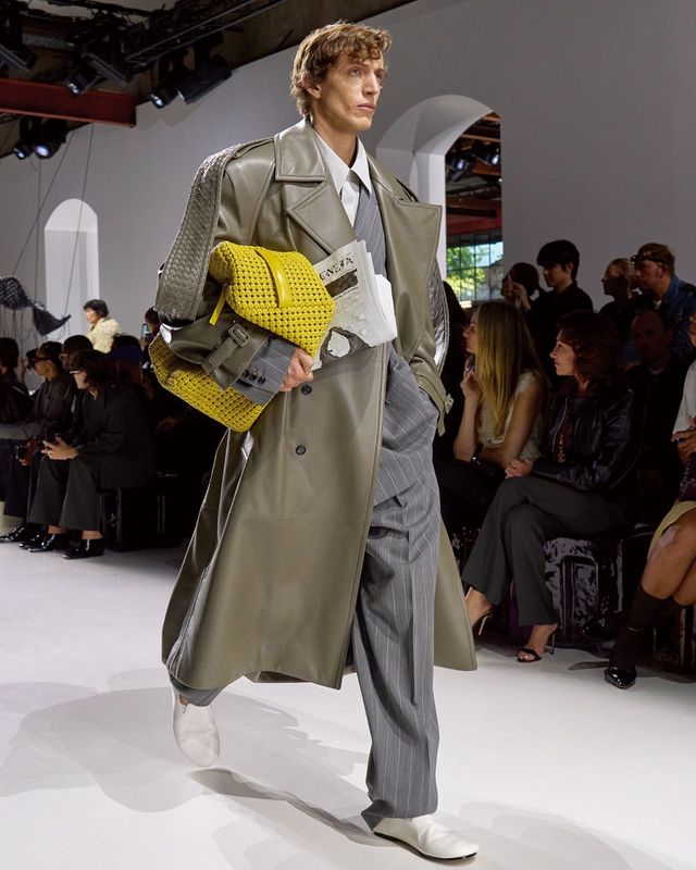 보테가 베네타의 2026 여름 컬렉션은 루이스 트로터에게 인트레치아토를 깊이 탐구하는 기회였다. 