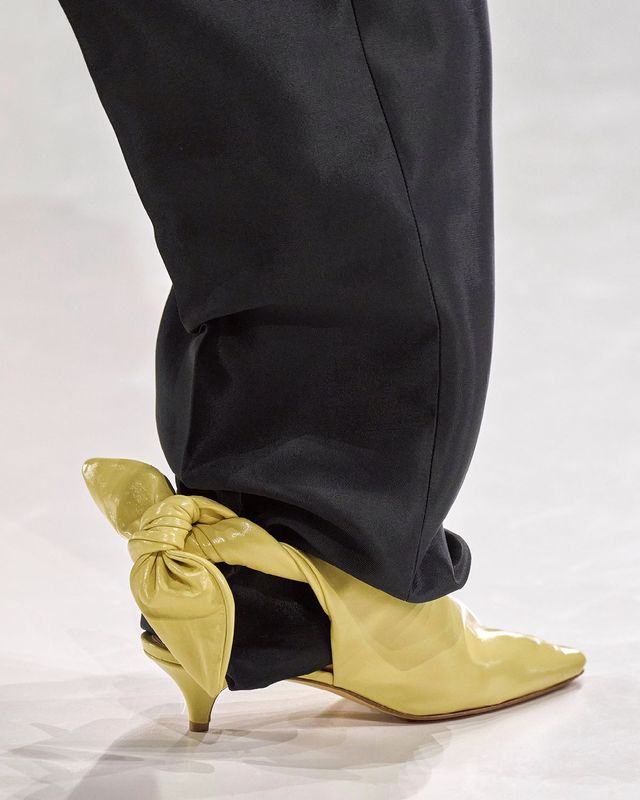 슈즈 디테일에도 ‘엮음’의 키워드가 숨어 있다. 