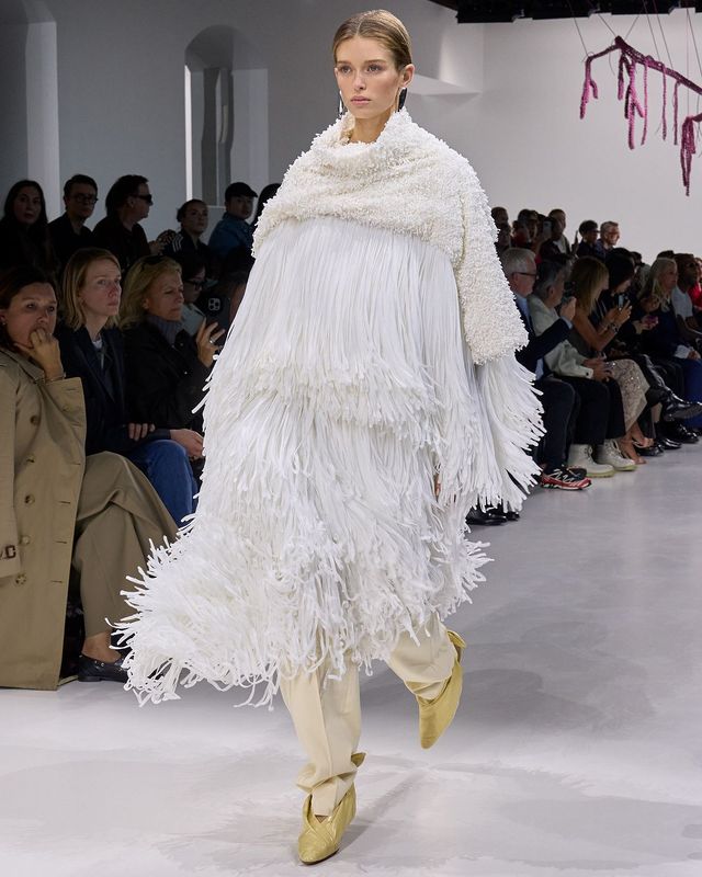 프린지 장식은 캣워크에 드라마틱한 움직임을 부여했다. 
