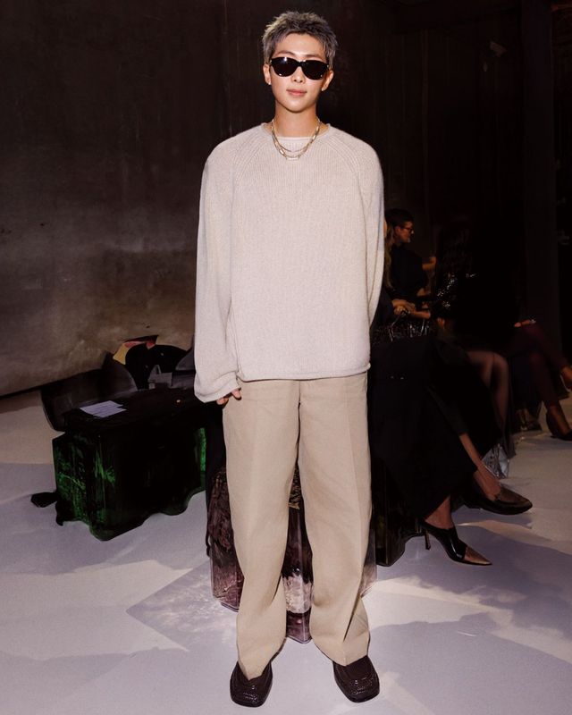 조용한 럭셔리 룩으로 쇼에 참석한 RM.