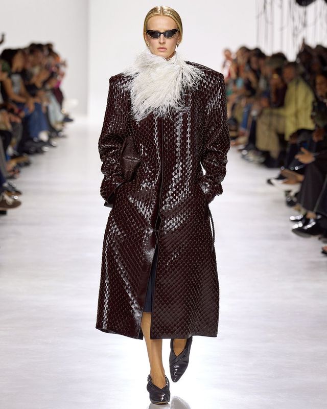 변형한 인트레치아토 소재로 디자인한 트렌치코트. 뱀의 비늘처럼 반짝이는 질감이 돋보인다. 