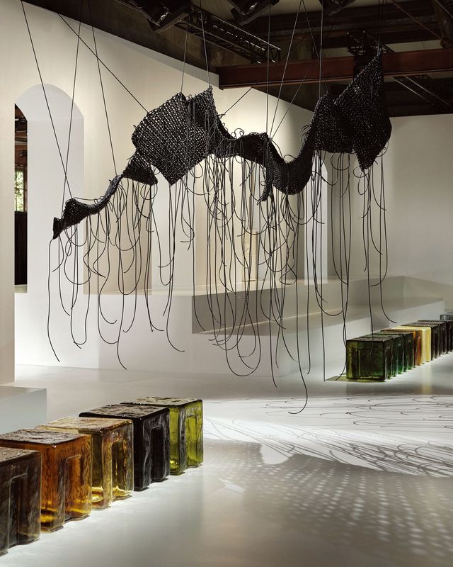 순백의 공간엔 이광호 작가의 작품이 설치됐다. 