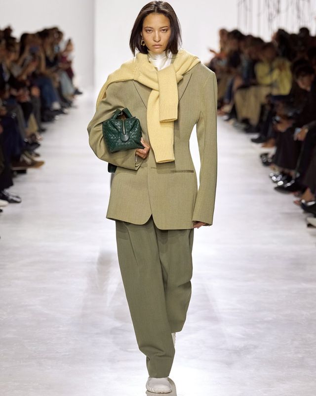 루이스 트로터는 현대 여성을 위한 현실적인 레이어드와 모더니즘을 동시에 구현했다. 