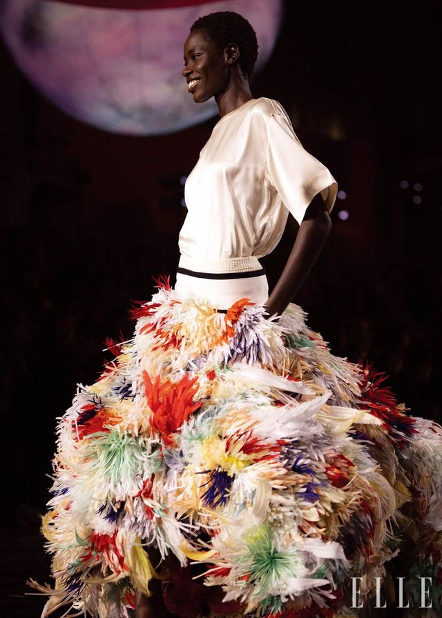 마티유 블라지가 재해석한 까멜리아를 표현한 입체적인 스커트. 