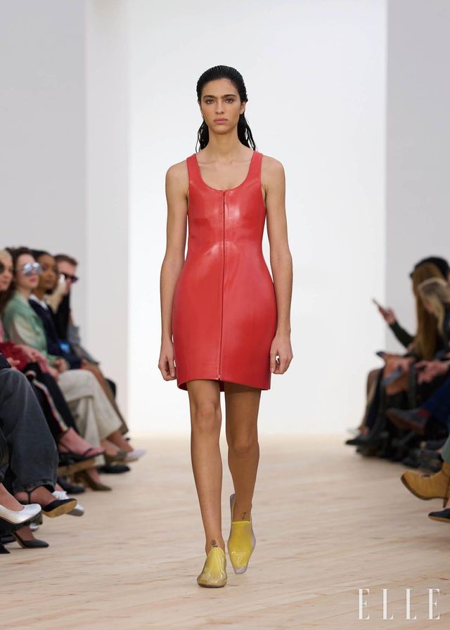 색과 형태, 공예의 정수가 만나 새로운 낙관주의를 그려낸 로에베의 2026 봄/여름 컬렉션.