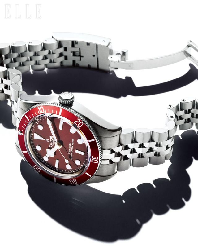 튜더 로즈가 양각된 스테인리스스틸이 특징인 블랙 베이 58 워치는 가격 미정, Tudor. 