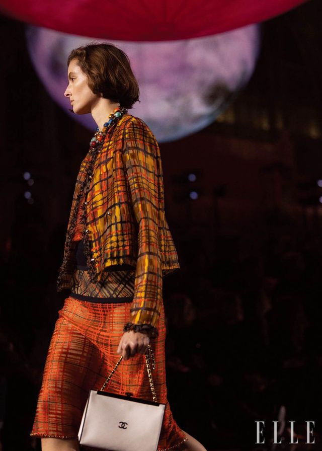 트위드의 질감을 프린트로 재해석했다. 