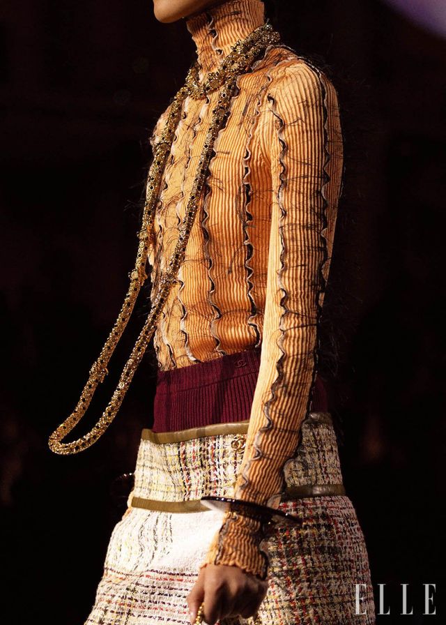 볼드한 주얼리 역시 뉴 샤넬의 관전 포인트