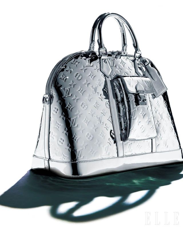 실버 메탈릭 텍스처와 모노그램 엠보싱으로 완성한 알마 트래블 백은 가격 미정, Louis Vuitton.
