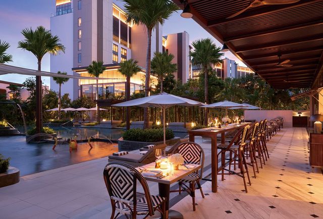 수영과 함께 미식을 즐길 수 있는 ‘라 바게트’ 레스토랑의 테라스 풍경. 