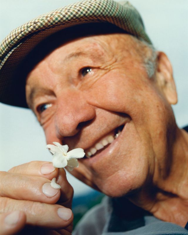 쟈스민 꽃잎의 향을 맡는 죠세프 뮬.