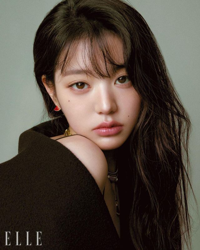 부채꼴 모티프에 커넬리언을 장식하고 다이아몬드를 세팅한 ‘디바스 드림 싱글 이어링’, 레이어드로 연출한 옐로골드 ‘불가리 투보가스 네크리스’와 다이아몬드 세팅 버전의 ‘불가리 투보가스 네크리스’, 로즈골드에 커넬리언 스톤과 라운드 브릴리언트 컷 다이아몬드를 세팅한 ‘디바스 드림 네크리스’는 모두 Bvlgari. 코트는 Alaïa.