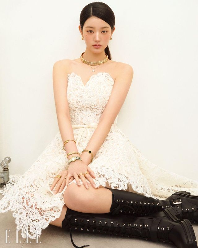 가장자리에 다이아몬드를 세팅한 후프 디자인의 옐로골드 ‘비제로원 이어링’, 다이아몬드를 파베 세팅한 초커 스타일의 옐로골드 ‘불가리 투보가스 네크리스’, 마더 오브 펄과 다이아몬드 한 개를 세팅한 옐로골드 ‘디바스 드림 네크리스’, 오른 손목에 착용한 옐로골드 ‘세르펜티 브레이슬릿’, 다이아몬드를 세팅한 ‘불가리 투보가스 브레이슬릿’, 화이트 마더 오브 펄 다이얼이 돋보이는 ‘불가리 불가리 워치’, 오른손 중지에 낀 다이아몬드를 세팅한 로즈골드 ‘세르펜티 링’, 검지에 낀 오픈워크 디테일의 옐로골드 ‘비제로원 링’, 왼 손목에 낀 코인 모티프의 옐로골드 ‘불가리 불가리 브레이슬릿’, 왼손 검지에 낀 입체적인 스터드 디테일의 옐로골드 ‘비제로원 링’, 약지에 낀 ‘디바스 드림 링’은 모두 Bvlgari. 레이스 디테일의 미니드레스는 Antonio Riva by Masion Reve. 워커 부츠는 Gianvito Rossi.