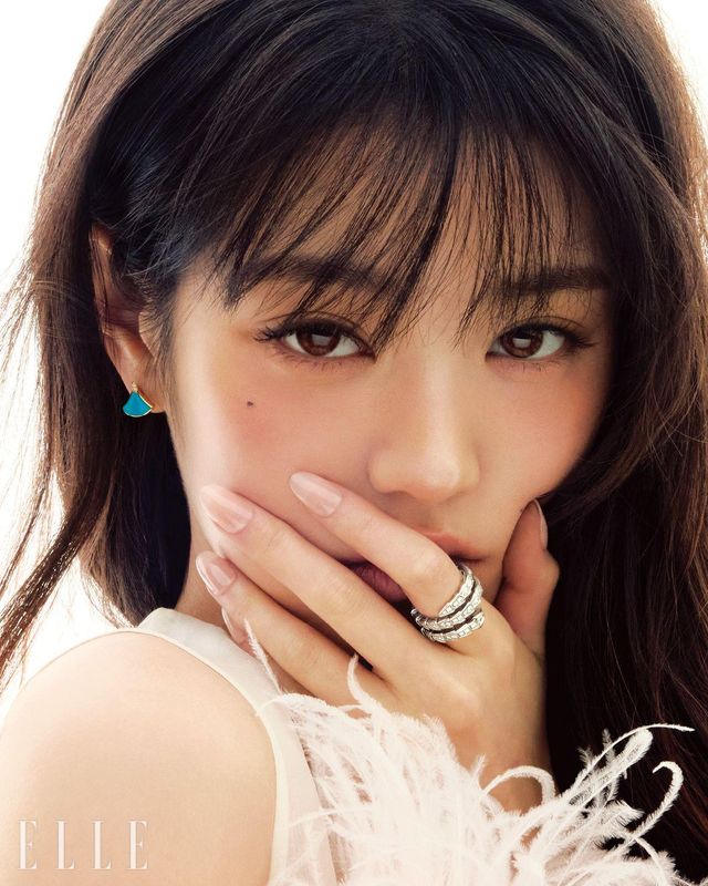 청량한 컬러의 터쿠아즈 스톤이 특징인 옐로골드 ‘디바스 드림 싱글 이어링’, 화이트골드로 표현한 뱀 모티프에 다이아몬드를 풀 파베 세팅한 ‘세르펜티 바이퍼 링’은 모두 Bvlgari. 핑크 페더 드레스는 Huishan Zhang by Masion Reve.