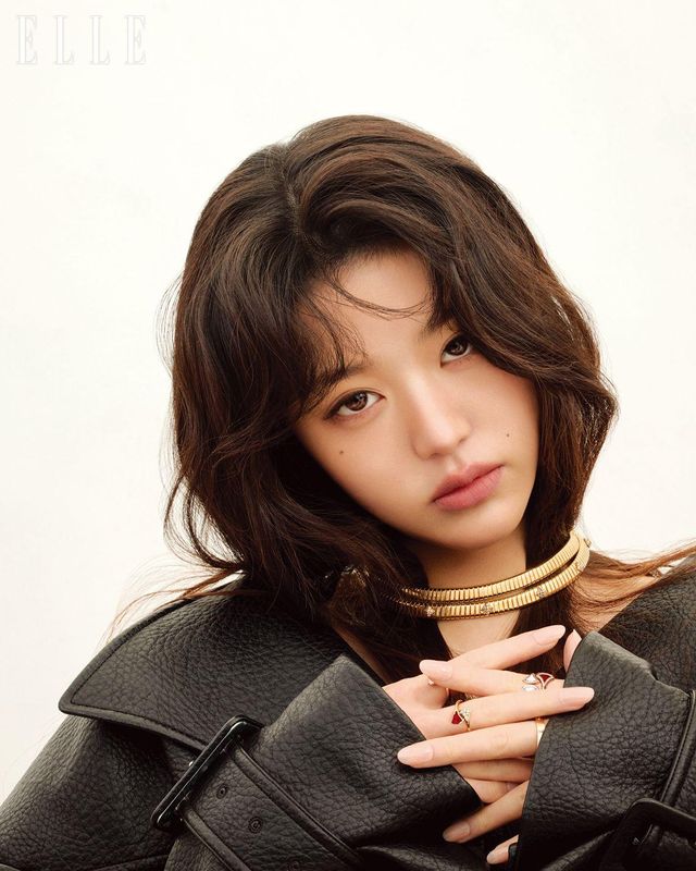 유연한 움직임이 특징인 옐로골드 ‘불가리 투보가스 네크리스’, 다이아몬드를 세팅한 옐로골드 ‘불가리 투보가스 네크리스’, 왼손 검지에 레이어드한 마더 오브 펄 장식의 ‘디바스 드림 링’과 커넬리언 스톤 장식의 ‘디바스 드림 링’, 왼손 중지에 낀 로즈골드 ‘비제로원 링’, 오른손 중지에 낀 로즈골드에 커넬리언과 다이아몬드를 세팅한 ‘디바스 드림 링’은 모두 Bvlgari. 블랙 레더 후디드 재킷은 Markgong.