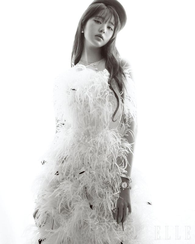 부채꼴 모티프의 ‘디바스 드림 이어링’과 레이어드한 ‘디바스 드림 네크리스’, 뱀 모티프의 ‘세르펜티 브레이슬릿’, 마블 다이얼이 특징인 ‘불가리 불가리 워치’와 화이트골드 ‘세르펜티 링’은 Bvlgari. 블랙 햇은 Ohalo. 핑크 페더 드레스는 Huishan Zhang by Masion Reve.