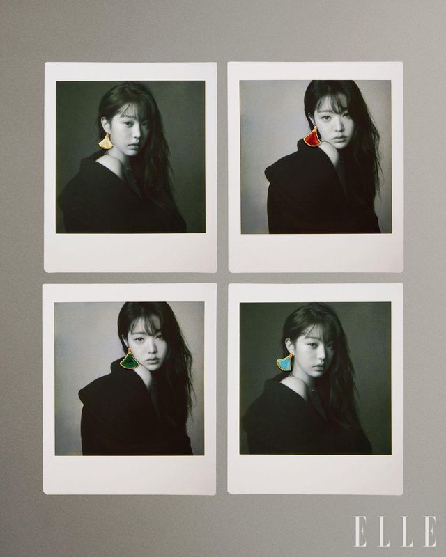  왼쪽 위부터 아이코닉한 부채꼴 모티프에 마더 오브 펄과 다이아몬드를 세팅한 로즈골드 ‘디바스 드림 싱글 이어링’, 선명한 레드 컬러의 커넬리언 스톤을 세팅한 ‘디바스 드림 싱글 이어링’, 말라카이트와 다이아몬드를 세팅한 로즈골드 ‘디바스 드림 싱글 이어링’, 터쿠아즈와 다이아몬드를 세팅한 ‘디바스 드림 싱글 이어링’은 모두 Bvlgari. 코트는 Alaïa.