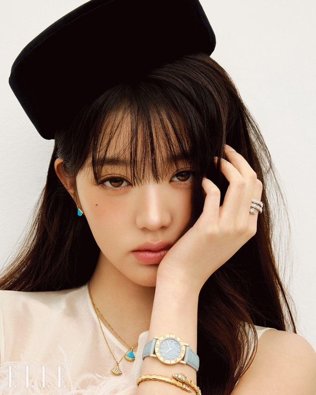 터쿠아즈와 다이아몬드를 세팅한 옐로골드 ‘디바스 드림 싱글 이어링’, 화이트골드에 다이아몬드를 풀 파베 세팅한 ‘세르펜티 바이퍼 링’, 로즈골드 케이스와 더블 로고를 새긴 베젤, 아이시 블루 마블 다이얼이 특징인 ‘불가리 불가리 워치’, 로즈골드에 다이아몬드를 파베 세팅한 ‘세르펜티 브레이슬릿’, 선명한 터쿠아즈와 다이아몬드를 세팅한 옐로골드 ‘디바스 드림 네크리스’, 함께 레이어드한 다이아몬드 파베 세팅 버전의 ‘디바스 드림 네크리스’는 모두 Bvlgari. 블랙 햇은 Ohalo. 핑크 페더 드레스는 Huishan Zhang by Masion Reve.