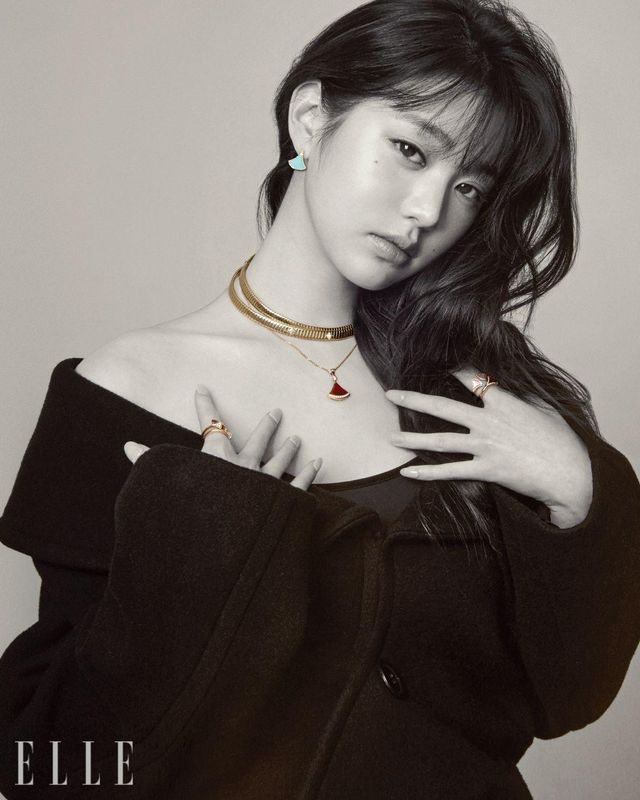  옐로골드에 터쿠아즈와 다이아몬드를 세팅한 ‘디바스 드림 싱글 이어링’, 레이어드로 연출한 옐로골드 ‘불가리 투보가스 네크리스’와 다이아몬드 세팅 버전의 ‘불가리 투보가스 네크리스’, 로즈골드에 커넬리언 스톤과 라운드 브릴리언트 컷 다이아몬드를 세팅한 ‘디바스 드림 네크리스’, 오른손 검지에 낀 커넬리언과 다이아몬드 세팅 ‘디바스 드림 링’, 다이아몬드를 세팅한 로즈골드 ‘디바스 드림 링’, 왼손 검지에 낀 마더 오브 펄 장식의 ‘디바스 드림 링’, 커넬리언 장식의 ‘디바스 드림 링’은 모두 Bvlgari. 코트는 Alaïa.