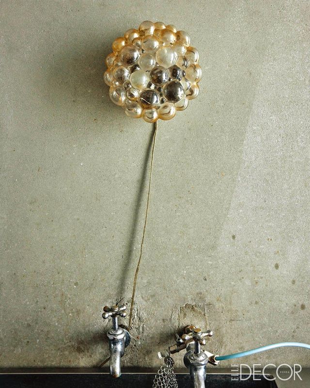 주방 벽에 달린 독특한 분위기의 빈티지 조명.