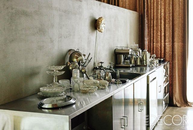 앤티크와 인더스트리얼한 취향이 공존하는 주방.