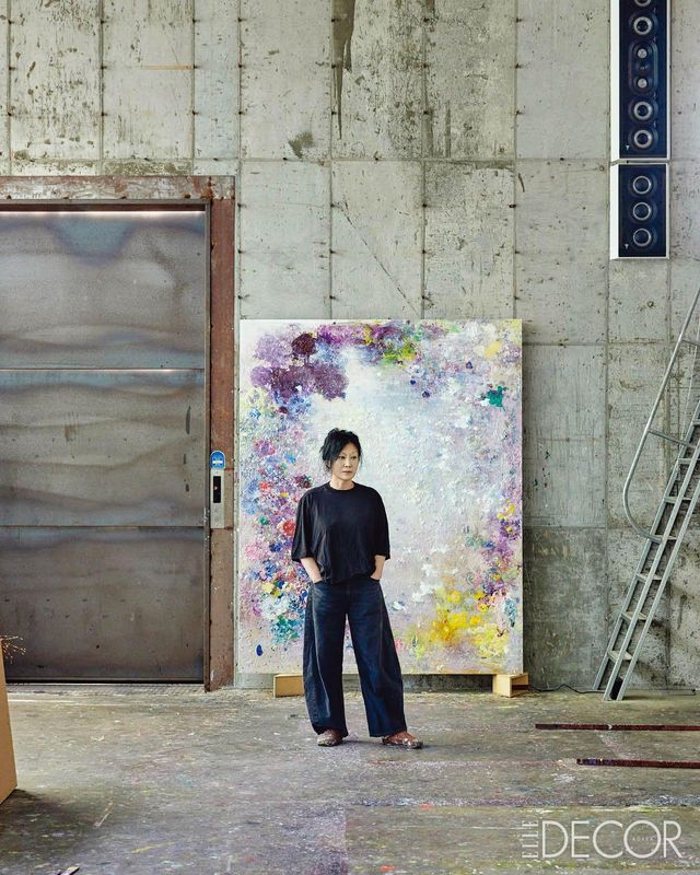 화물용 엘리베이터가, 오른쪽엔 작업 중 잠시 쉴 때 음악을 틀어두는 스피커가 설치됐다. 뒤편의 작품은 올해 프리즈 런던에서 선보일 신작. 