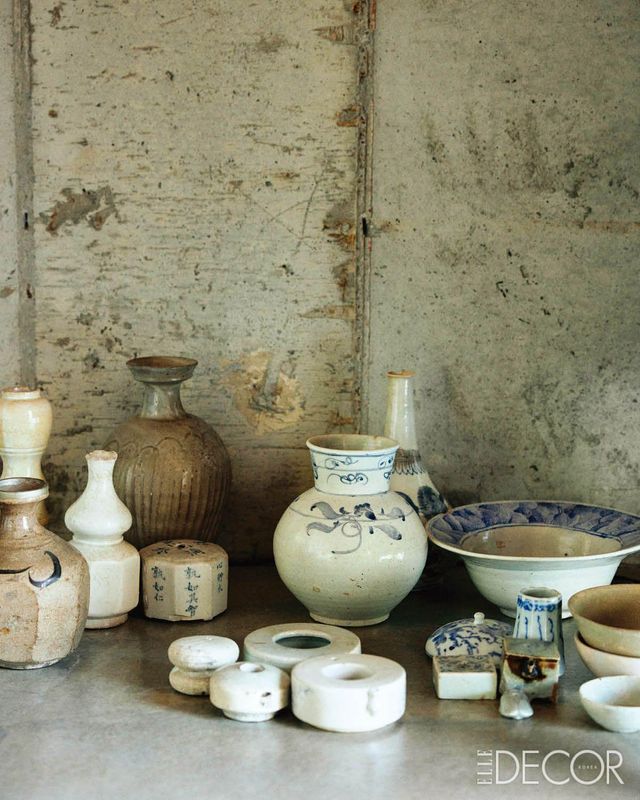 엘리베이터 옆에 모아둔 도상봉 화백의 도자기.